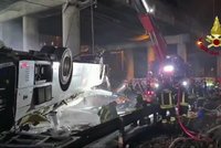 21 mrtvých při nehodě autobusu s turisty u Benátek. Zřítil se z nadjezdu a začal hořet