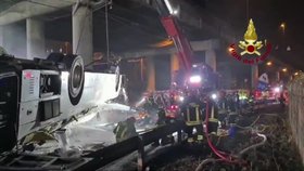 Tragická nehoda autobusu v Itálii: Zemřelo 21 lidí. U Benátek se zřítil z nadjezdu