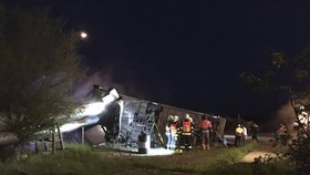 Autobus po nehodě skončil na boku a v parovodu