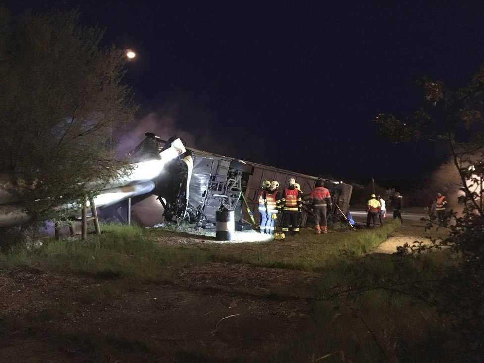 Autobus po nehodě skončil na boku a v parovodu