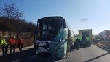 Výletní autobus narazil do kamionu. Řidič je vážně zraněn, Kbelskou ulici zavřeli