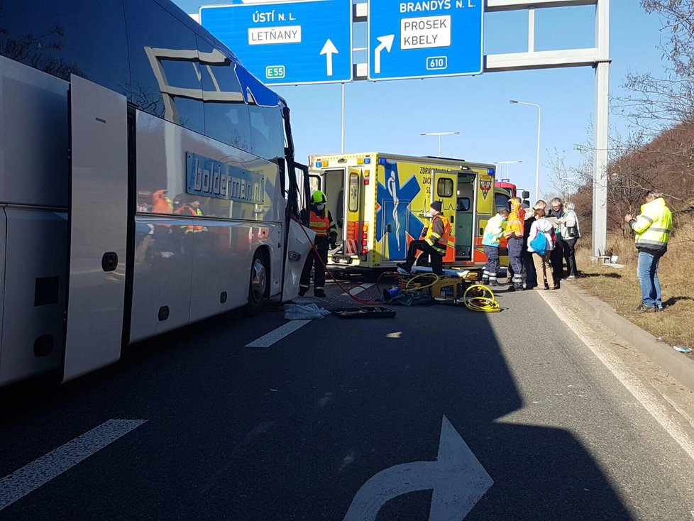 Na Kbelské ulici havaroval autobus a dva kamiony.