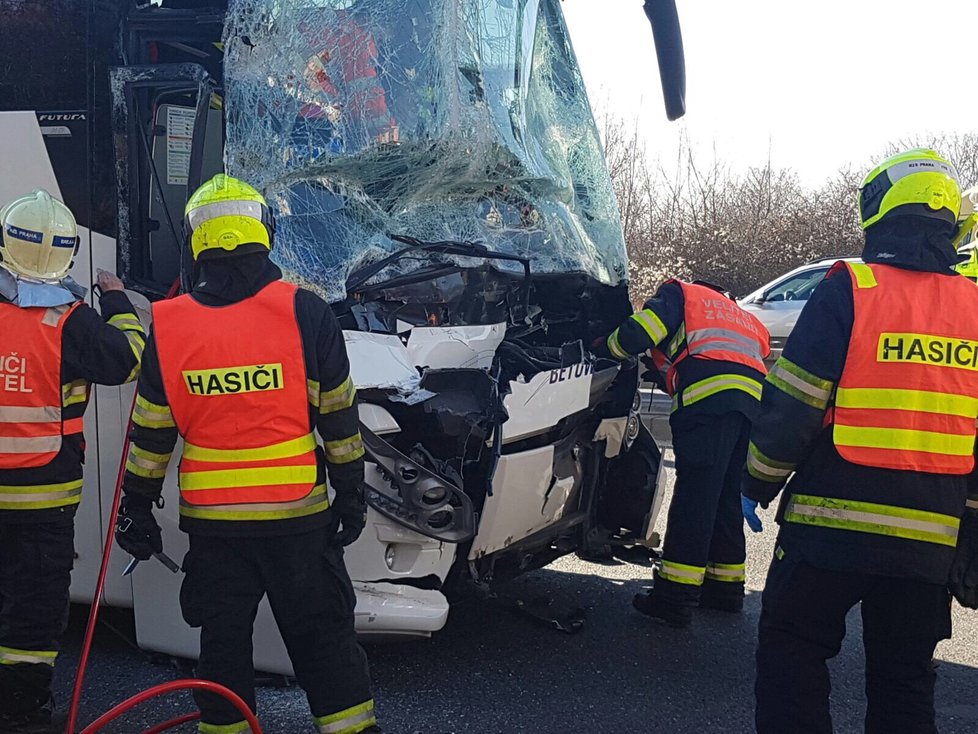 Na Kbelské ulici havaroval autobus a dva kamiony.