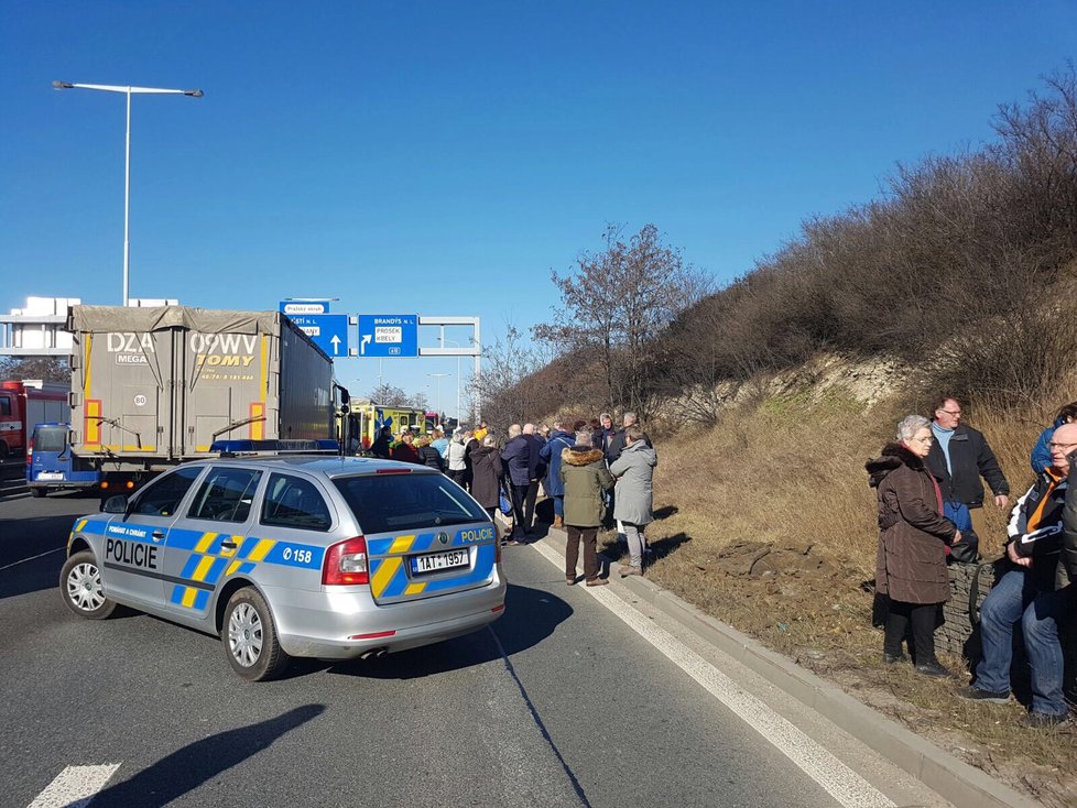 Na Kbelské ulici havaroval autobus a dva kamiony.