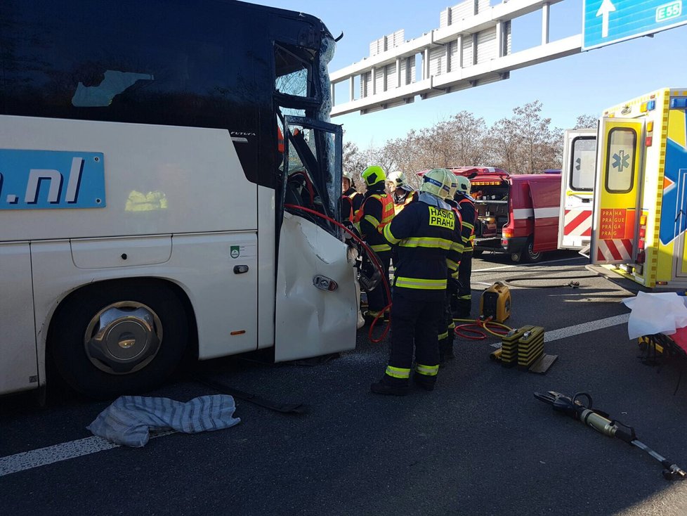 Na Kbelské ulici havaroval autobus a dva kamiony.