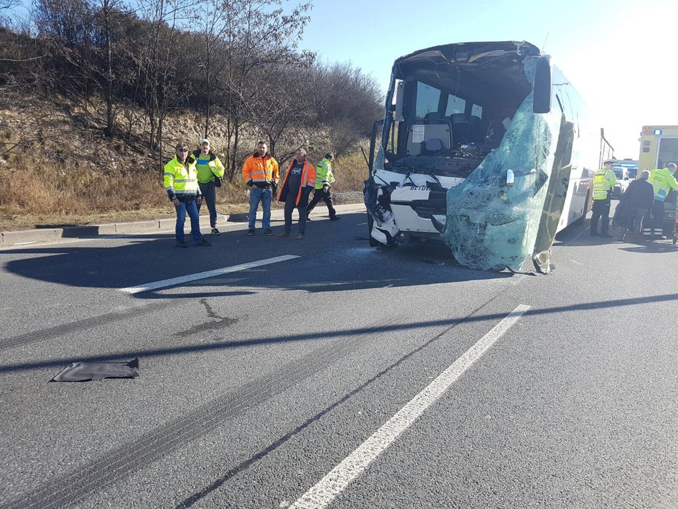 Na Kbelské ulici havaroval autobus a dva kamiony.