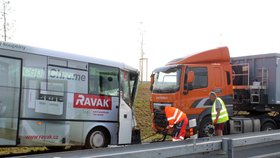 Autobus u Nymburka narazil do kamionu
