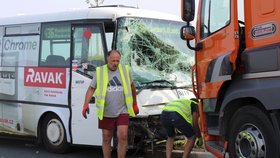 Autobus u Nymburka narazil do kamionu