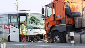 Autobus u Nymburka narazil do kamionu