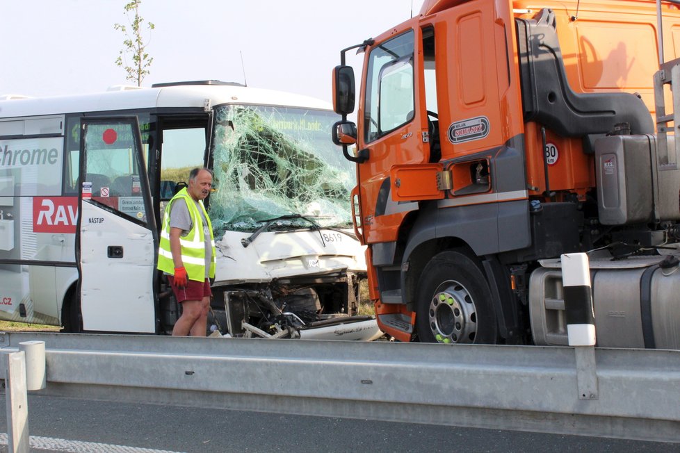 Autobus u Nymburka narazil do kamionu