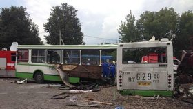 Nejméně 14 lidí dnes zahynulo při srážce kamionu s autobusem vezoucím děti na jižním předměstí Moskvy.