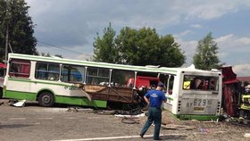 Podle dopravní policie se autobus rozlomil vejpůl, když do něj narazil kamion přepravující štěrk, jehož řidič nedal autobusu na křižovatce přednost.
