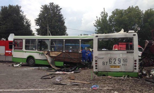 Nejméně 14 lidí dnes zahynulo při srážce kamionu s autobusem vezoucím děti na jižním předměstí Moskvy.