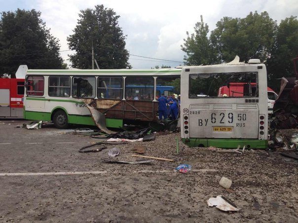 Nejméně 14 lidí dnes zahynulo při srážce kamionu s autobusem vezoucím děti na jižním předměstí Moskvy.