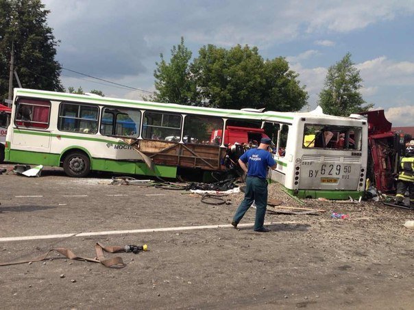 Podle dopravní policie se autobus rozlomil ´vejpůl´, když do něj narazil kamion přepravující štěrk, jehož řidič nedal autobusu na křižovatce přednost.