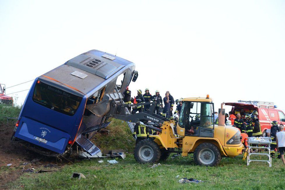 Autobusu zřejmě selhaly brzdy a Karel S. ho navedl do protisvahu.