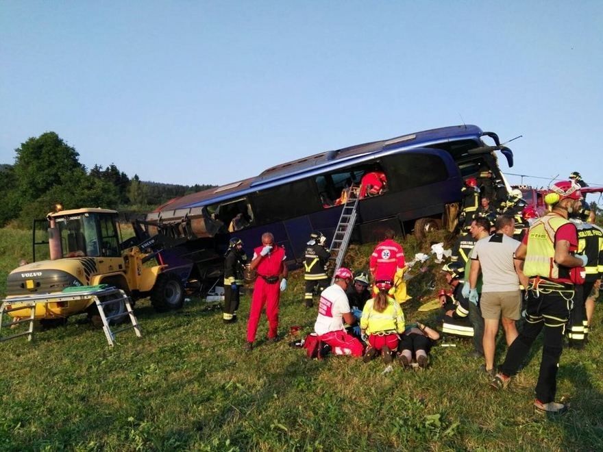 Karel S. navedl autobus před zatáčkou duchapřítomně do protisvahu.