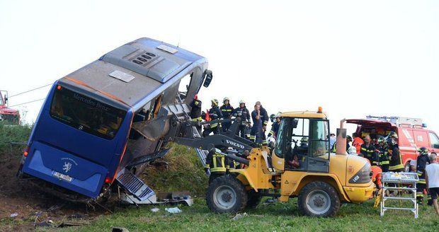 Český autobus se mohl zřítit i s raněnými: Italský hrdina ho podepřel bagrem!