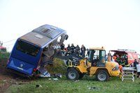 Český autobus se mohl zřítit i s raněnými: Italský hrdina ho podepřel bagrem!