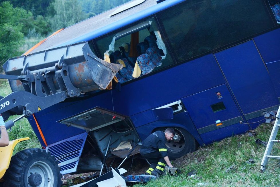 Přední část autobusu byla zcela zdemolovaná.