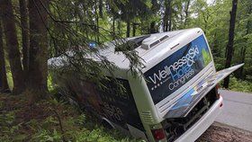 Ve Špindlerově Mlýně se kvůli chlapci na koloběžce vyboural autobus: Pět lidí se zranilo