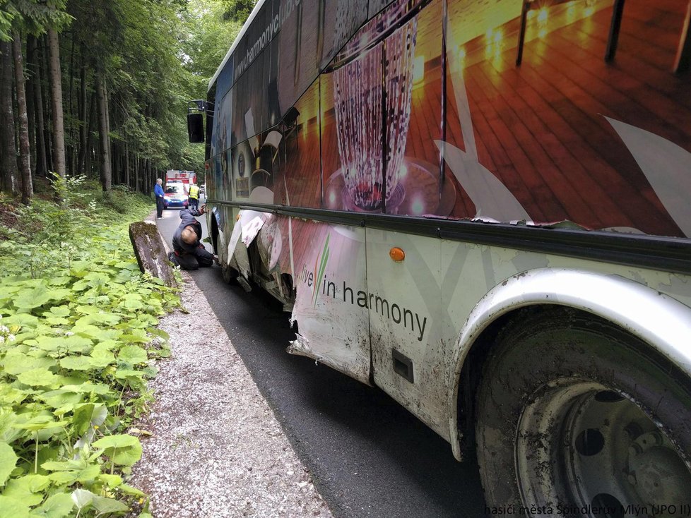 Ve Špindlerově Mlýně se kvůli chlapci na koloběžce vyboural autobus: Pět lidí se zranilo