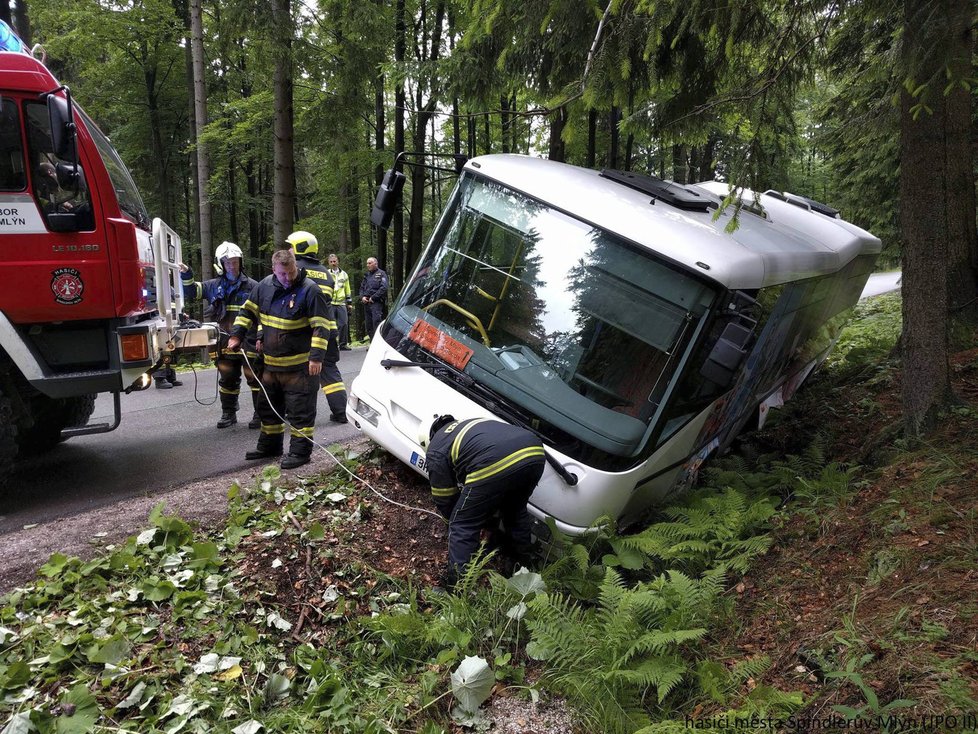 Ve Špindlerově Mlýně se kvůli chlapci na koloběžce vyboural autobus: Pět lidí se zranilo