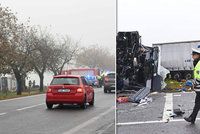 Vážná nehoda na Jihlavsku. Autobus se srazil s náklaďákem. 10 lidí se zranilo, z toho 3 těžce