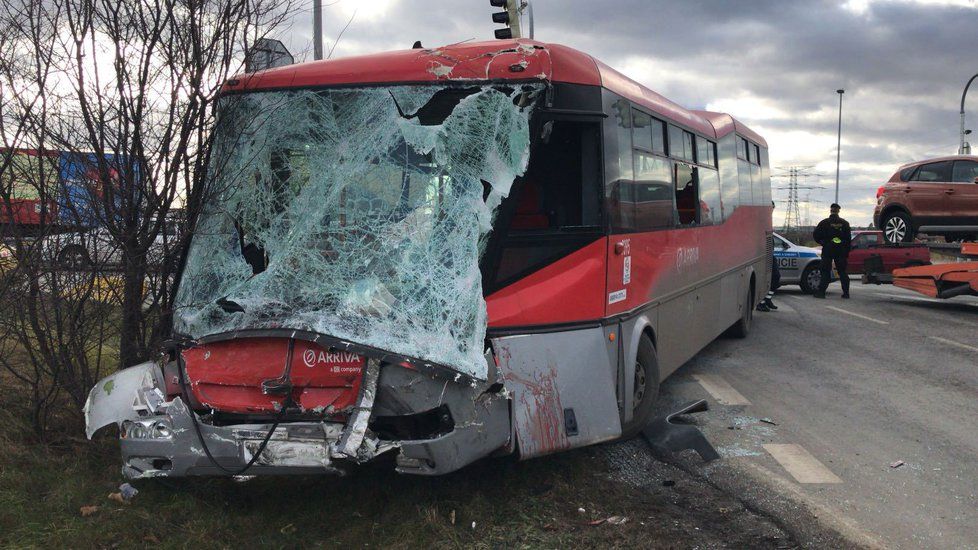 Na jihu Prahy se srazil autobus s náklaďákem: Devět lidí se zranilo, řidiče autobusu odvezl vrtulník