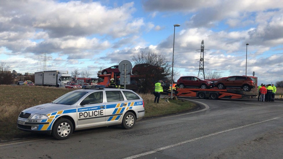 Na jihu Prahy se srazil autobus s náklaďákem: Devět lidí se zranilo, řidiče autobusu odvezl vrtulník.