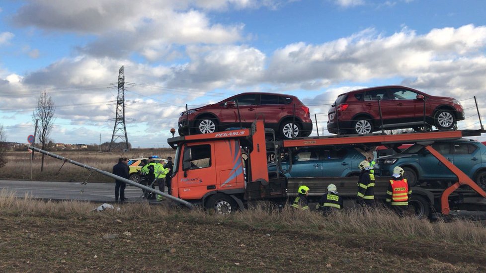 Na jihu Prahy se srazil autobus s náklaďákem: Devět lidí se zranilo, řidiče autobusu odvezl vrtulník