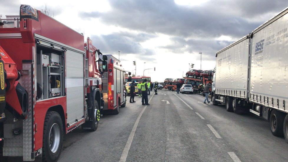 Na jihu Prahy se srazil autobus s náklaďákem: Devět lidí se zranilo, řidiče autobusu odvezl vrtulník