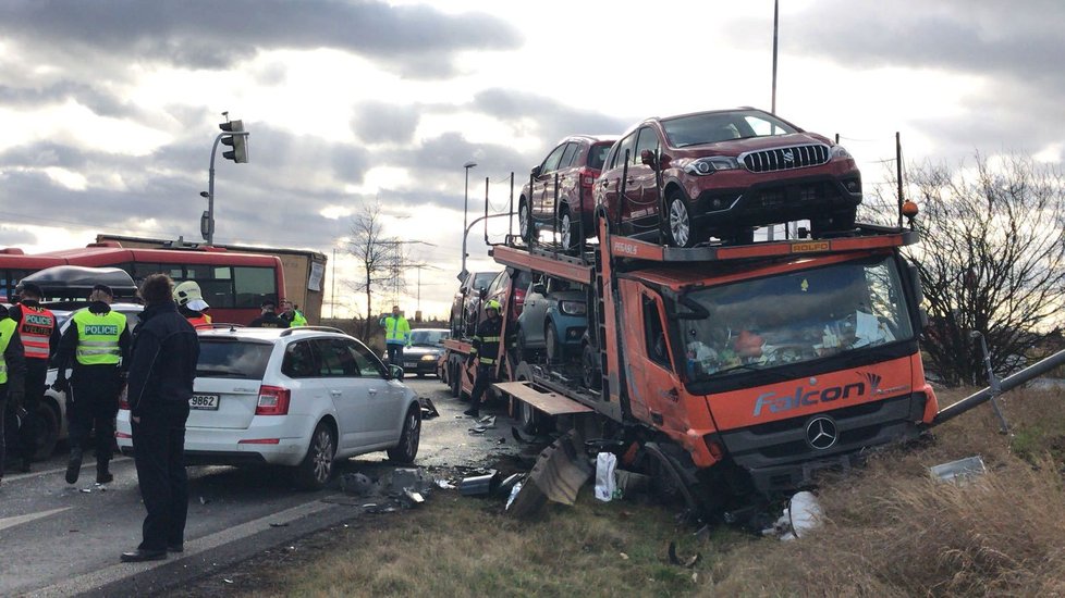 Na jihu Prahy se srazil autobus s náklaďákem: Devět lidí se zranilo, řidiče autobusu odvezl vrtulník