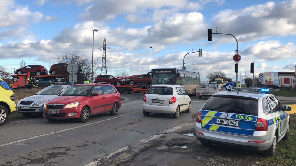 Na jihu Prahy se srazil autobus s náklaďákem: Devět lidí se zranilo, řidiče autobusu odvezl vrtulník