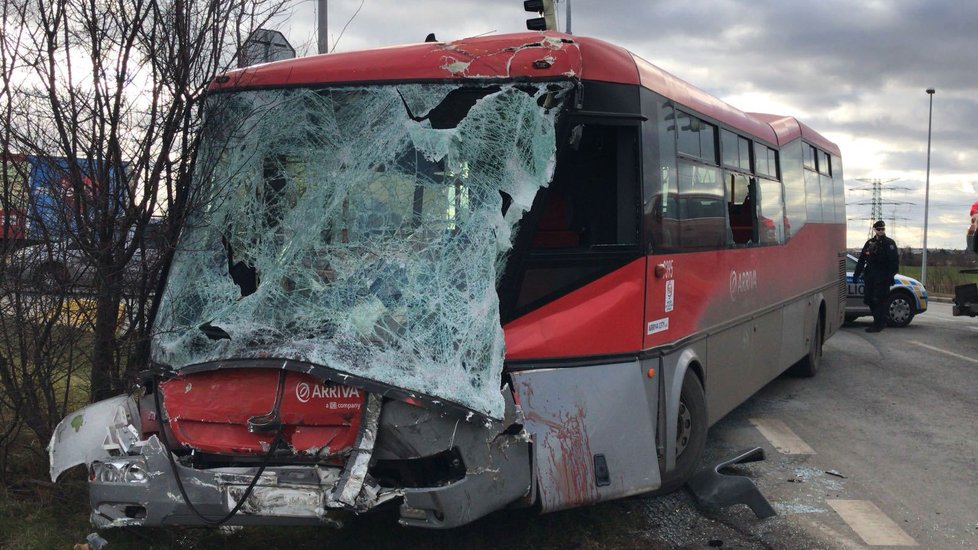 Na jihu Prahy se srazil autobus s náklaďákem: Devět lidí se zranilo, řidiče autobusu odvezl vrtulník