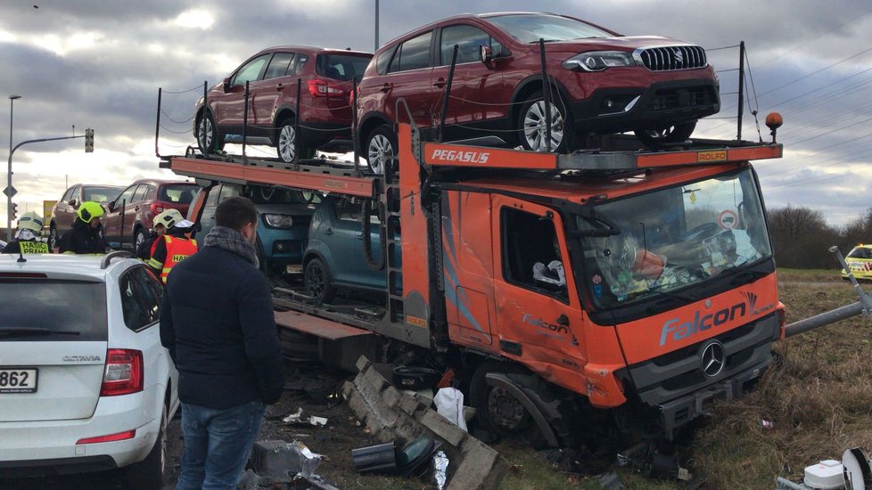 Na jihu Prahy se srazil autobus s náklaďákem: Devět lidí se zranilo, řidiče autobusu odvezl vrtulník