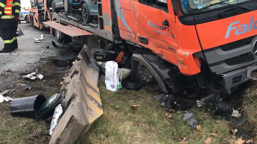 Na jihu Prahy se srazil autobus s náklaďákem: Devět lidí se zranilo, řidiče autobusu odvezl vrtulník