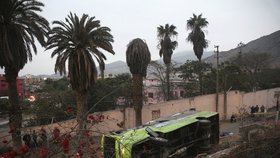 Nehoda autobusu v Limě si vyžádala řadu obětí.