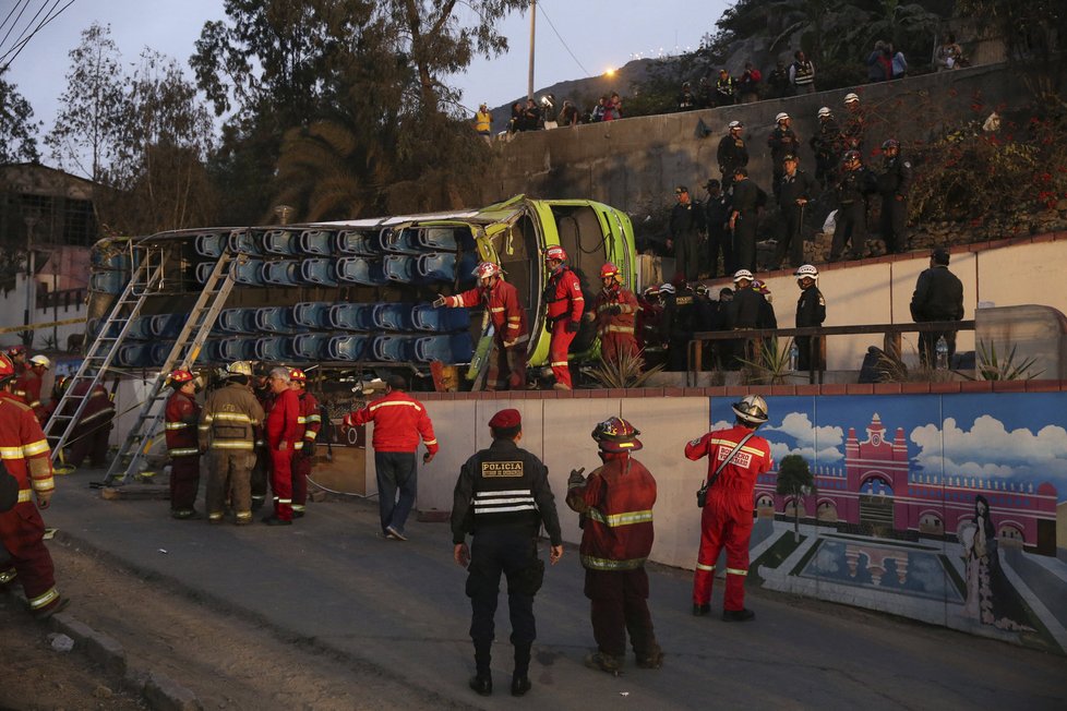 Jedna z dřívějších nehod autobusů v Peru.