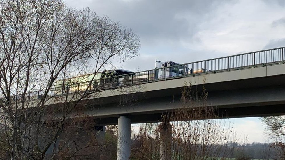 Autobus plný dětí se u Mělníku srazil s náklaďákem.