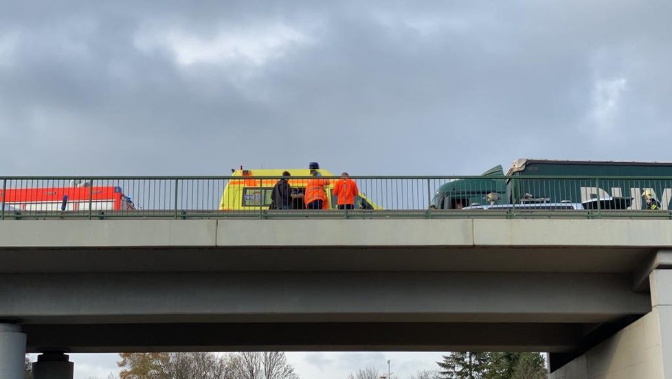 Autobus plný dětí se u Mělníku srazil s náklaďákem.