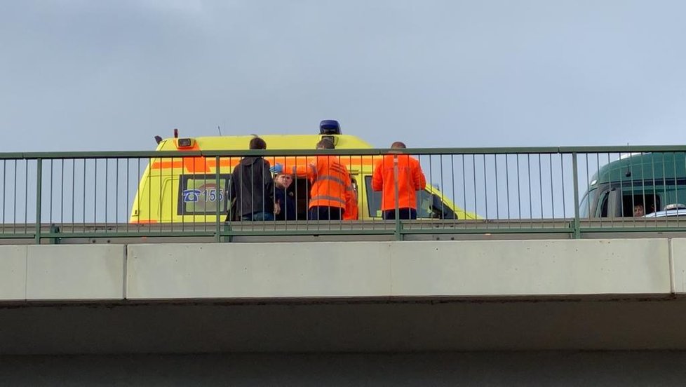 Autobus plný dětí se u Mělníku srazil s náklaďákem:  Jeden mrtvý a minimálně sedm zraněných!