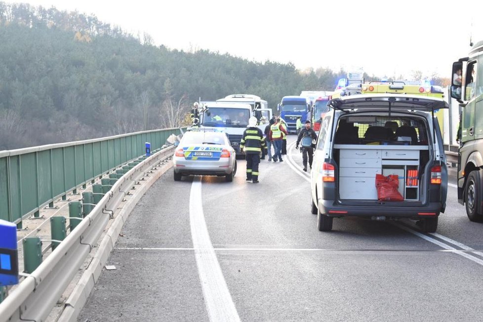 Autobus plný dětí se u Mělníku srazil s náklaďákem.