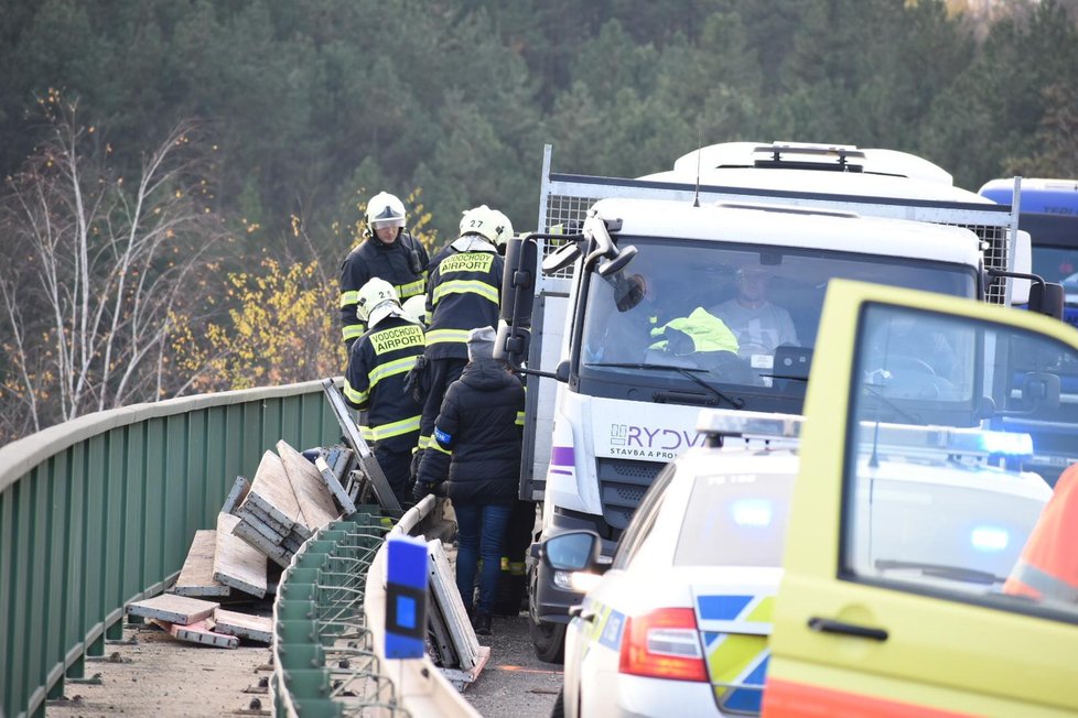 Autobus plný dětí se u Mělníku srazil s náklaďákem:  Jeden mrtvý a minimálně sedm zraněných!