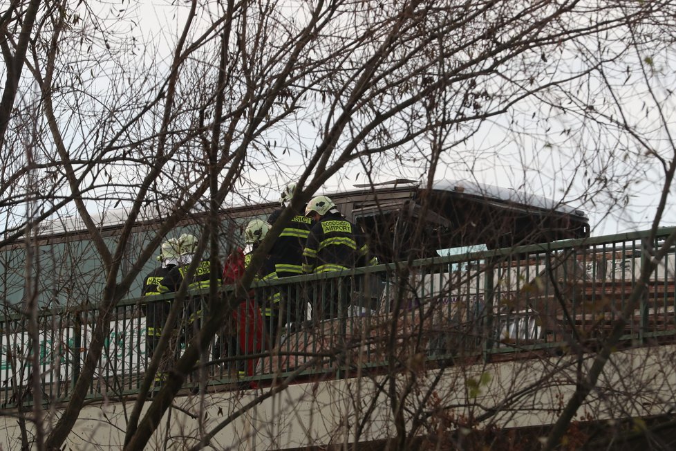 Autobus plný dětí se u Mělníku srazil s náklaďákem: Učitelka zahynula, osm dětí je zraněných!