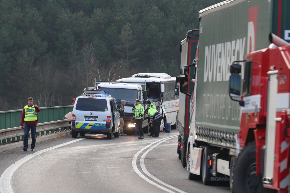 Autobus plný dětí se u Mělníku srazil s náklaďákem.