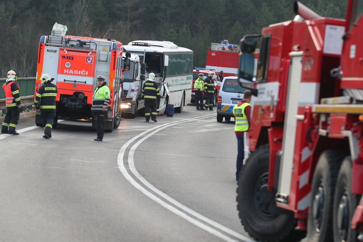 Autobus plný dětí se u Mělníku srazil s náklaďákem.