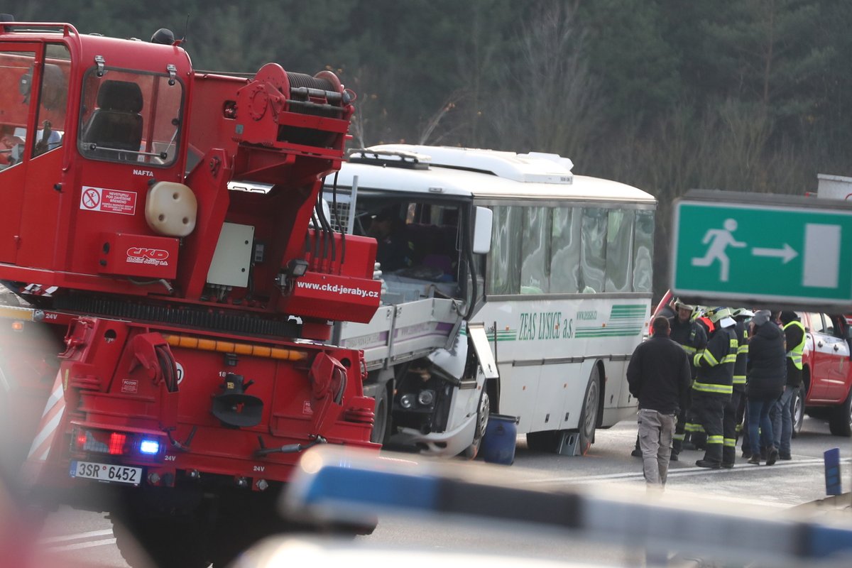 Autobus plný dětí se u Mělníku srazil s náklaďákem