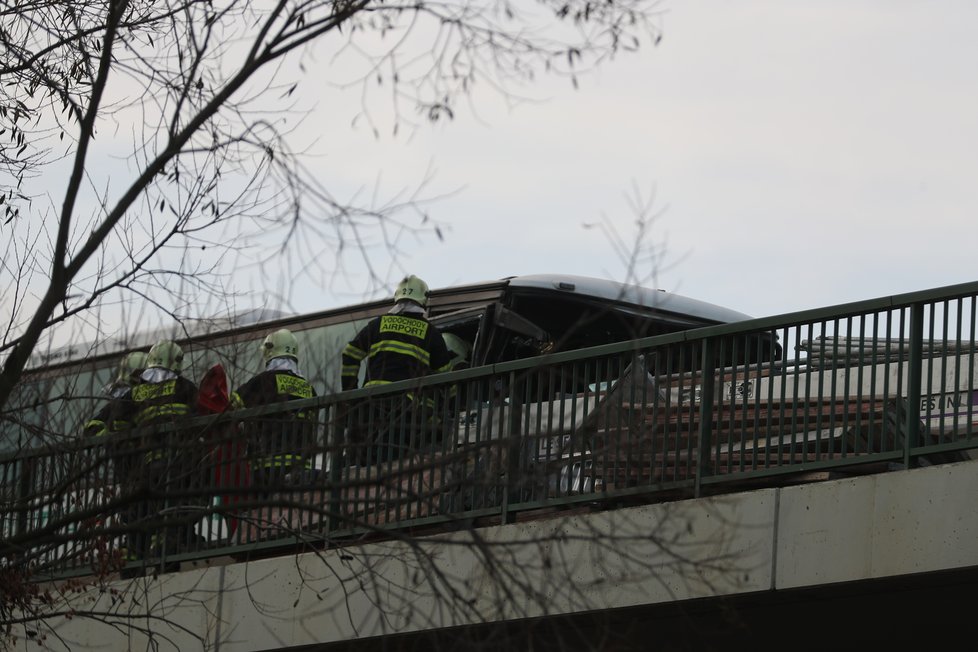 Autobus plný dětí se u Mělníka srazil s náklaďákem.