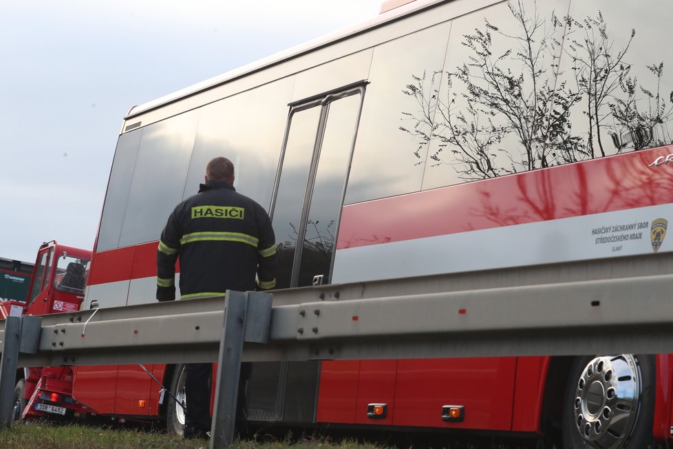 Autobus plný dětí se u Mělníku srazil s náklaďákem.